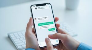 Empleado fichando en el trabajo mediante un mensaje de WhatsApp en el móvil