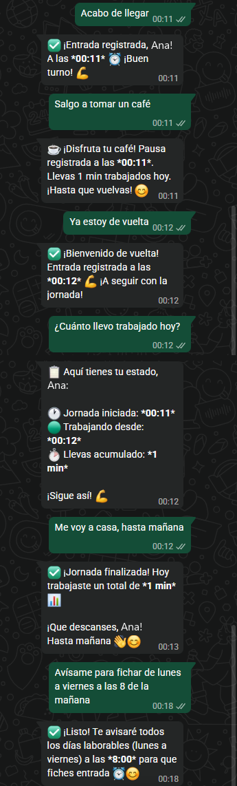 Captura real de una conversación de WhatsApp con el asistente de FicharConMovil: el empleado escribe «Acabo de llegar», «Salgo a tomar un café», «Ya estoy de vuelta» y «Me voy a casa, hasta mañana», y el asistente registra la entrada, la pausa, la vuelta y el final de la jornada con la hora de cada fichaje.